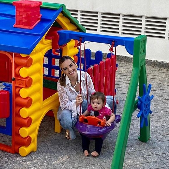 Liz, filha de Thaeme Mariôto, também tem tempo para brincadeiras ao ar livre