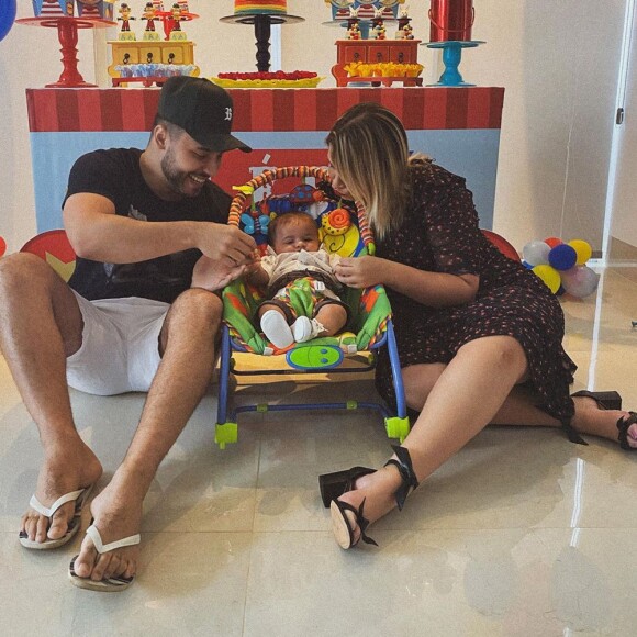 Marília Mendonça e Murilo Huff tietaram o filho, Léo, em festinha na casa da cantora