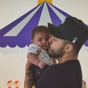 Murilo Huff posa abraçado ao filho, Léo: 'Nosso gordim'