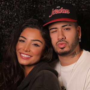 Namorada de Kevinho, Gabriela Versiani já foi surpreendida pelo funkeiro com buquê de flores