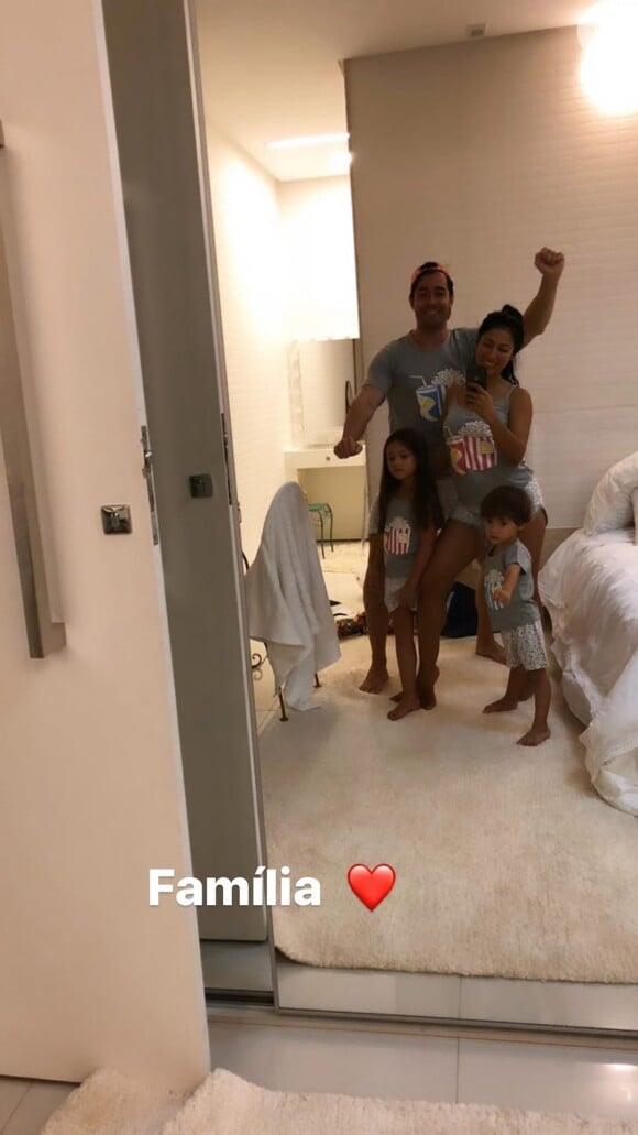 Simaria combina pijama com o marido e os filhos