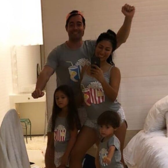 Simaria combina pijama com o marido e os filhos