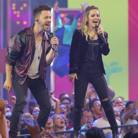 Live show de Sandy e Junior aconteceu da casa da cantora em Campinas, interior de São Paulo