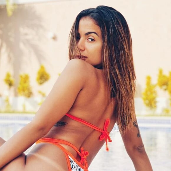 Anitta faz 'ensaio' com maiô cavado após treino dentro de piscina. Veja fotos e vídeos postados nesta quarta-feira, dia 22 de abril de 2020