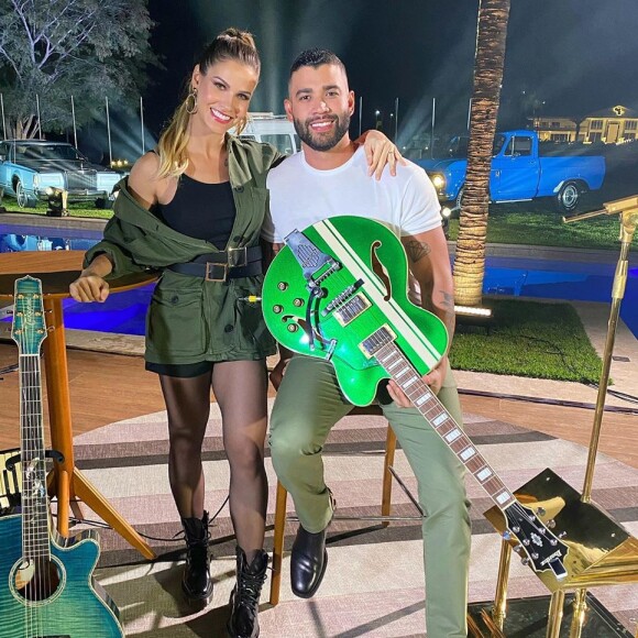 Mulher de Gusttavo Lima, Andressa Suita destacou a beleza do marido em foto dele com óculos de grau