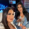 Jeans e decote poderoso: Simone e Simaria capricham em looks para show em transmissão ao vivo