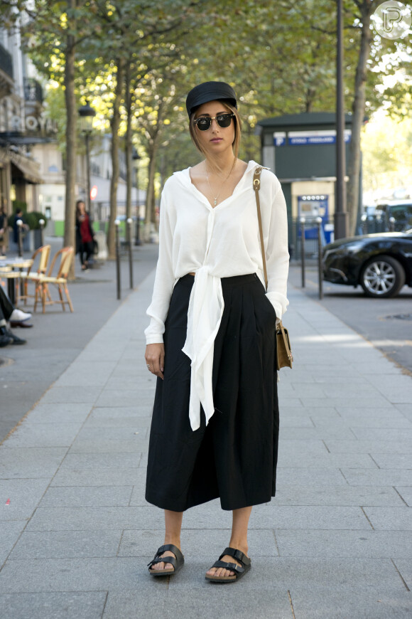 Look leve e com estilo: camisa branca de botão e calça ampla pantacourt