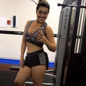 Naiara Azevedo mantém corpo em forma com exercícios