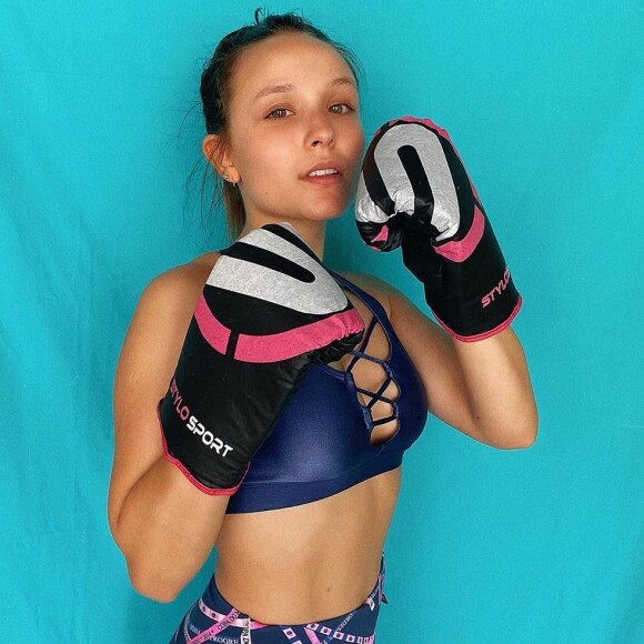 Larissa Manoela faz treino com aula de dança em vídeo!