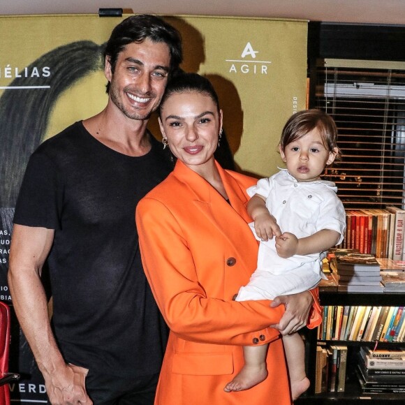 Tamanho do filho de Isis Valverde chamou atenção em foto na web