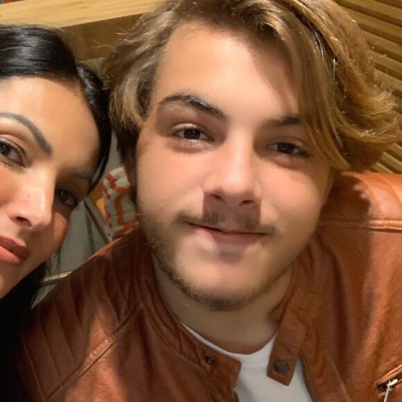 Felipe Soares, filho de Patricia Poeta, vibrou ao DJ Alok tocar sua música