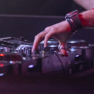 DJ Alok tocou sucessos que fazem parte do seu repertório