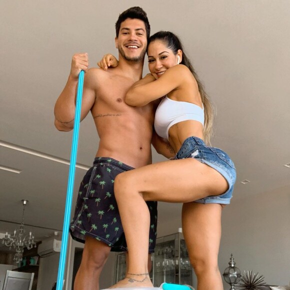 Mayra Cardi afasta briga com Arthur Aguiar na quarentena