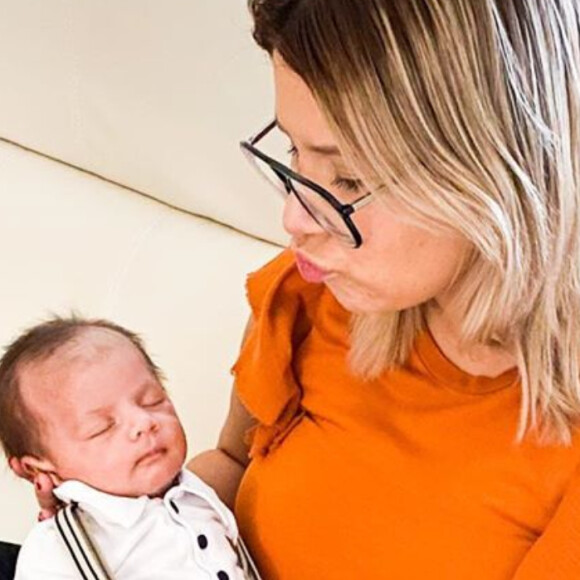 Marília Mendonça vem notando rápida evolução do filho, Leo, de 4 meses: 'Queria ir para o chão'