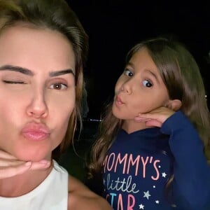 Deborah Secco educa a filha, Maria Flor, com visão feminista