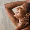 Para evitar a perda da oleosidade natural da pele, evite banhos muito quentes e demorados