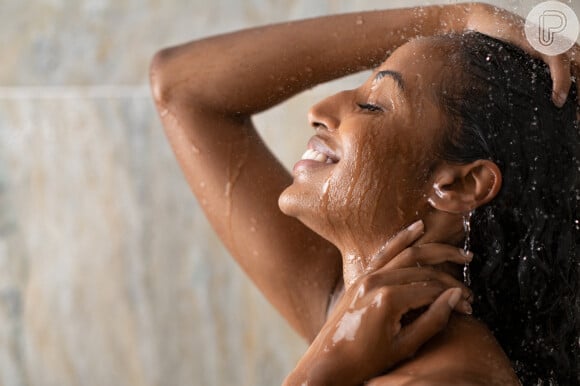 Para evitar a perda da oleosidade natural da pele, evite banhos muito quentes e demorados