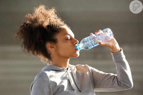Beba pelo menos 2 litros de água por dia