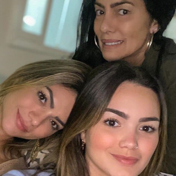 Kelly Key, a mãe, Beth, e a filha, Suzanna Freitas, confundiram fãs em selfie da adolescente