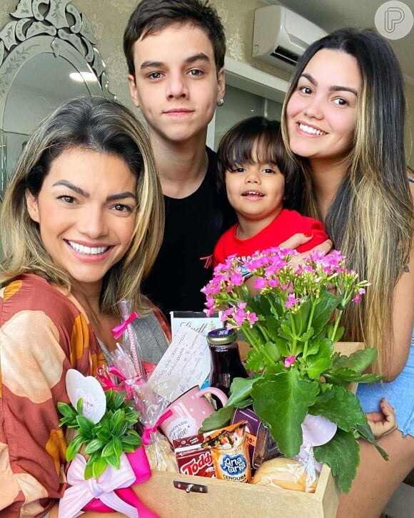 Kelly Key é mãe de Suzanna Freitas, Vitor e Artur e contou como o Dia das Mães ao lado da família: 'Curtimos... Bebemos.... Cozinhamos... Comemos....'