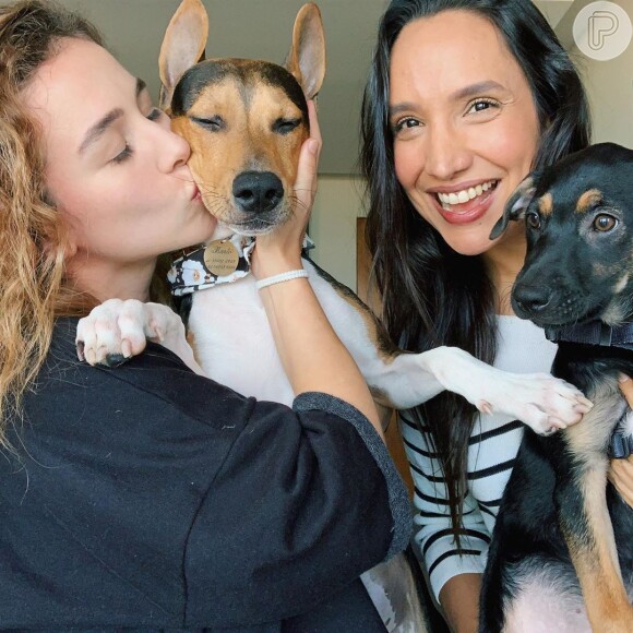 Laryssa Ayres e Maria Maya fizeram foto em família com cachorros