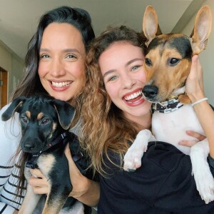 Laryssa Ayres e a namorada, Maria Maya, adotaram cachorros