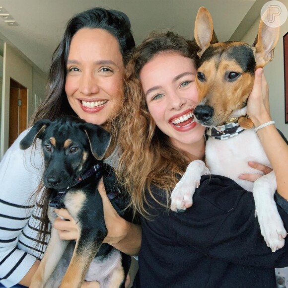 Laryssa Ayres e a namorada, Maria Maya, adotaram cachorros