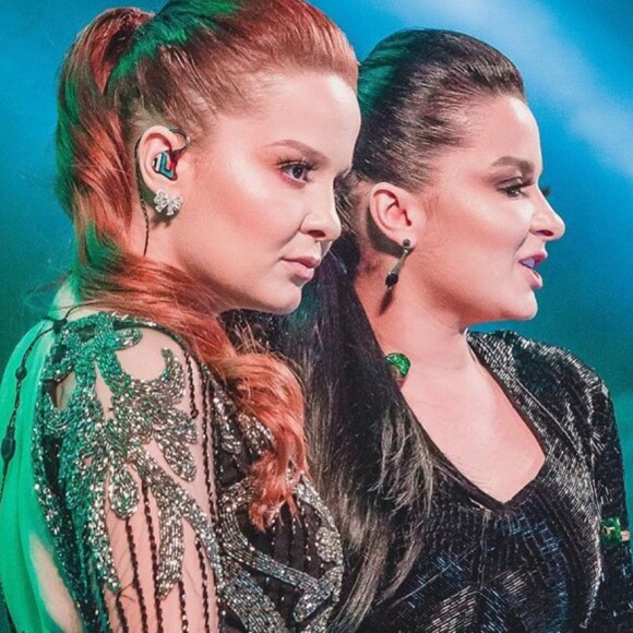 Dupla Maiara e Maraisa dança e canta em vídeo caseiro de roupão