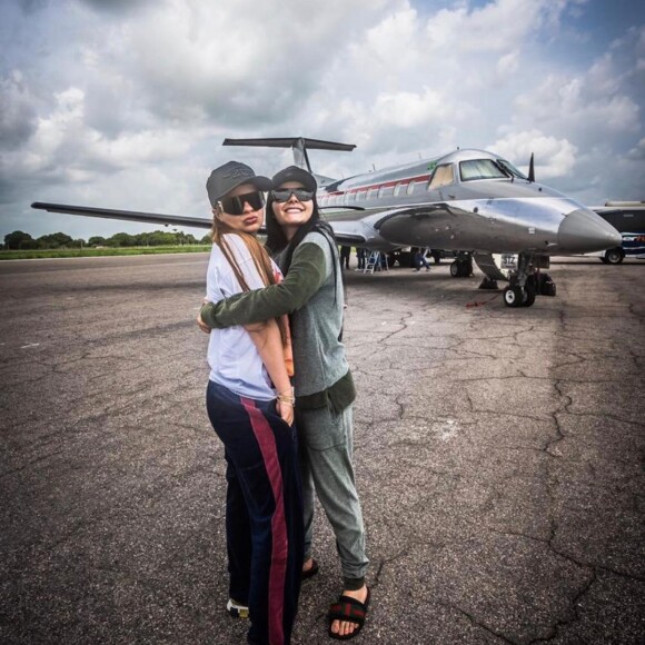 Dupla Maiara e Maraisa se divertem ao cantar e dançar
