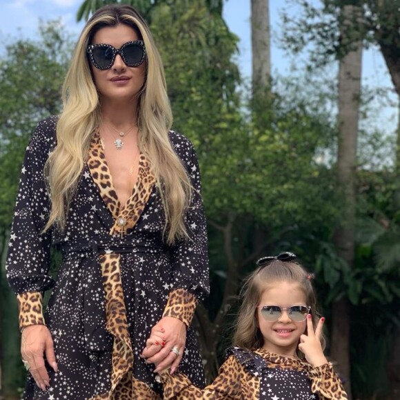 Mirella Santos e filha, Valentina, usaram look da mesma estampa
