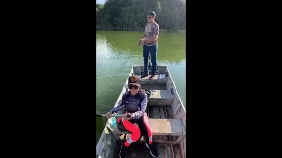 Vídeo: Fabrício Marques filma Maraisa remando durante pescaria