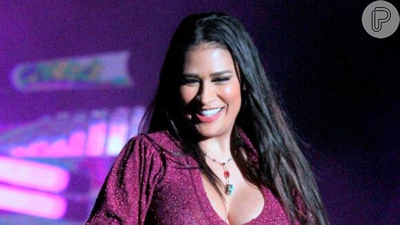 Simone é a cantora brasileira mais seguida no TikTok e em vídeos aparece seja sozinha seja com o marido, Kaká Diniz, e com o filho, Henry