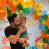 Murilo Huff dá beijo em filho, de 5 meses