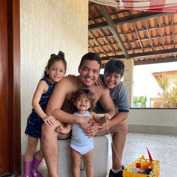 Wesley Safadão posa com os filhos, Yhudi, Ysis e Dom, durante quarentena