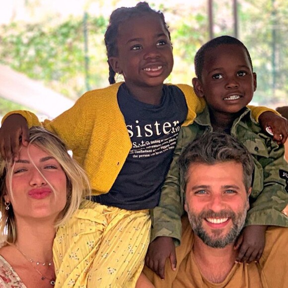Bruno Gagliasso surpreendeu a mulher, Giovanna Ewbank, e divulgou vídeo no qual os filhos revelam o nome do irmão, Zyan