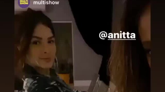 Anitta faz vídeo com amiga e exibe look!