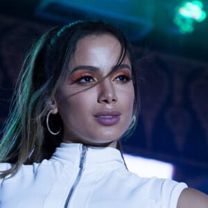 Anitta trocou várias vezes de roupa e se apresentou em diferentes cenários durante live neste sábado, 23 de maio de 2020