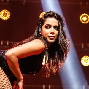 Anitta também sensualizou durante live