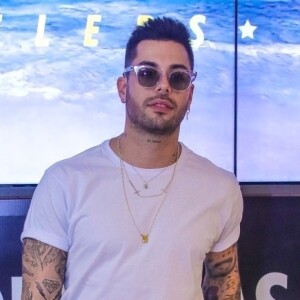 Anitta e Gui Araújo, seu namorado, trocaram beijos após live considerada por fãs como 'marco'