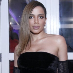 Anitta chama atenção de novo colar com inicial de Gui Araújo