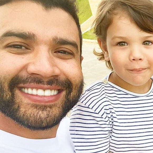 Gusttavo Lima se divertiu soltando pipa com o filho Gabriel nesta sexta-feira, 29 de maio de 2020