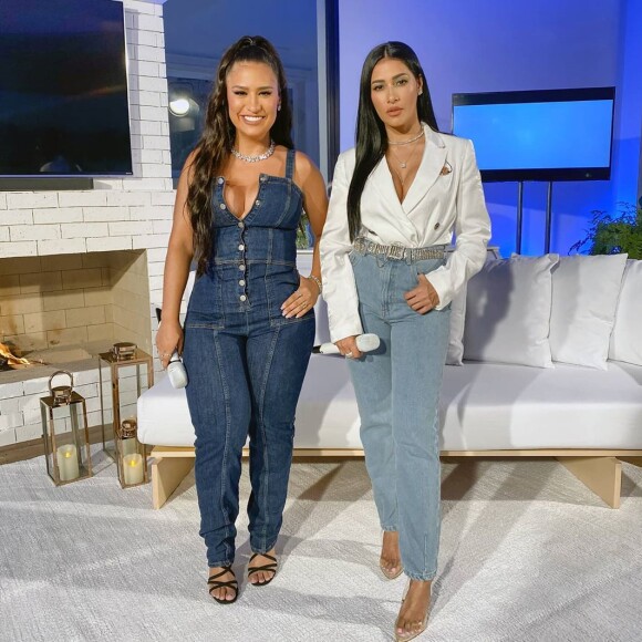 Simone e Simaria usaram roupas com decote em live