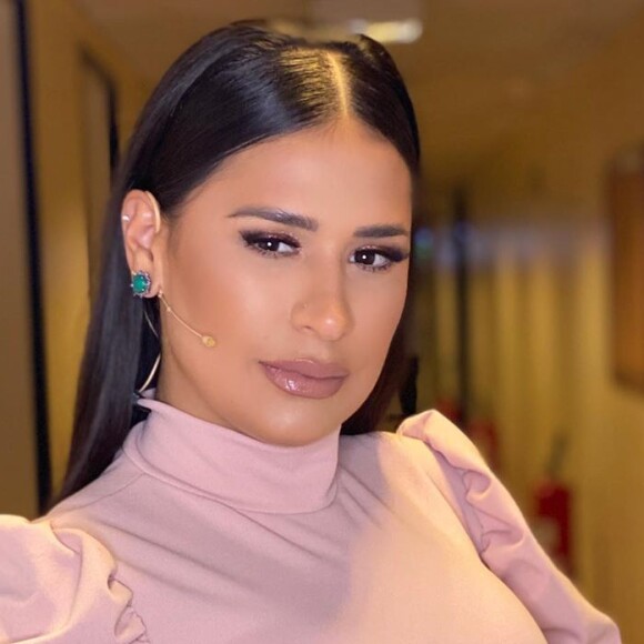 Simone mostrou calo no dedo após varrer nova casa