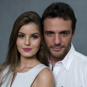 Camila Queiroz e Rodrigo Lombardi celebram sucesso em cenas de 'Verdades Secretas'