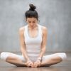 Além dos benefícios para o corpo e a mente, as posições de yoga aliviam o estresse e dores na TPM