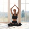 A prática da yoga traz mobilidade ao corpo e, como uma massagem, atua na região do útero