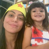 Carol Castro corta franja da filha, Nina: 'Malabarismo para ser cabeleireira'