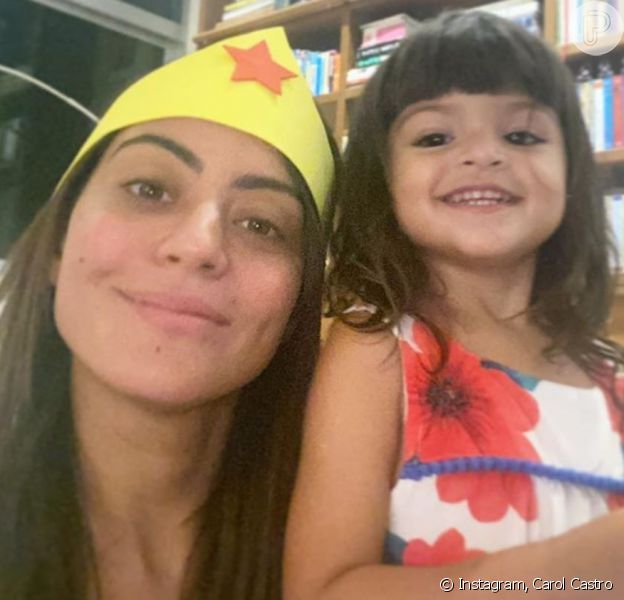 Carol Castro cortou cabelo da filha, Nina, neste sábado, 6 de junho de 2020