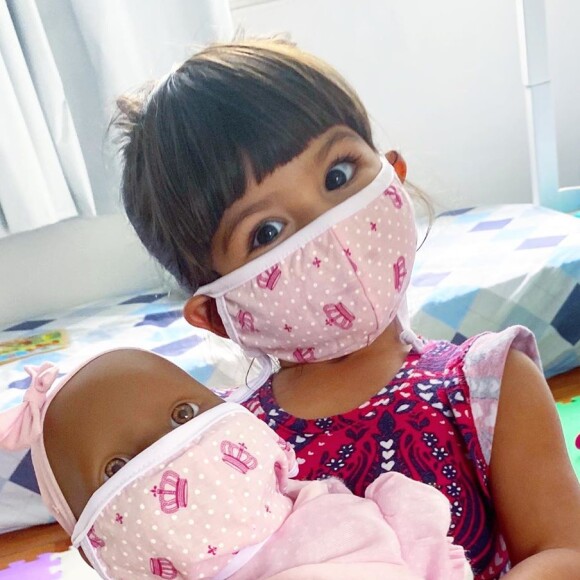Carol Castro ensina importância do uso de máscara para filha