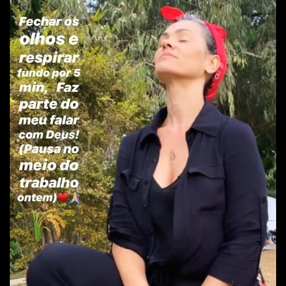 Suzana Alves, ex-Tiazinha, exibe fios brancos em foto